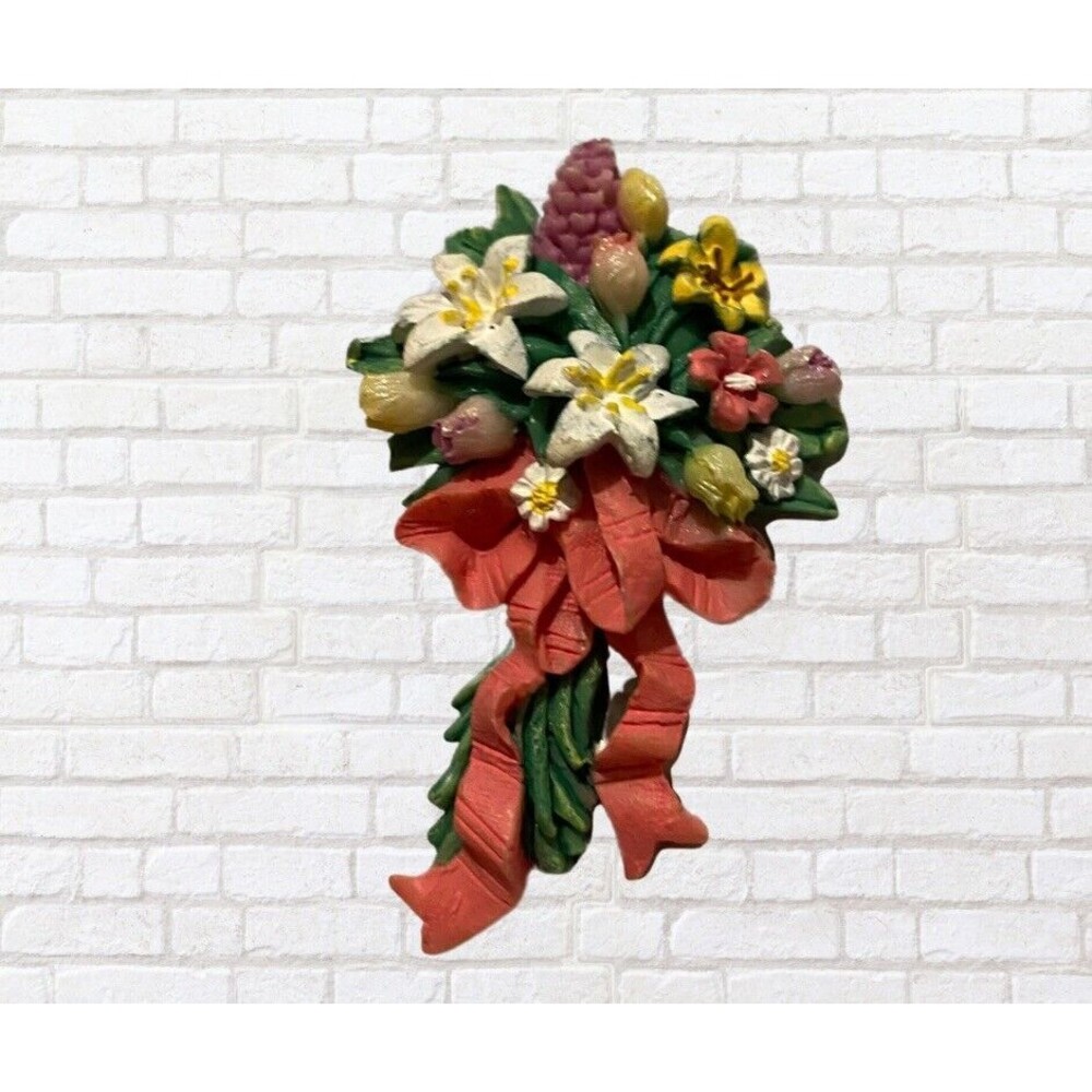 BEAUTIFUL Vintage Resin Plastic Bouquet of Flowers & Bow Pin